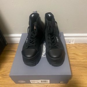 New palladium boots platform style.